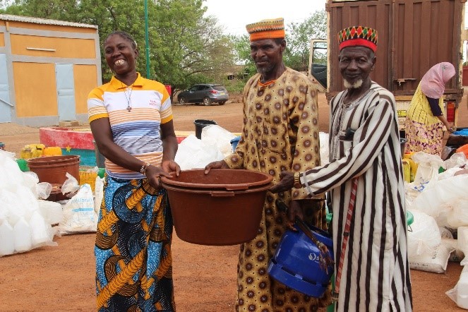 C&Eacute;R&Eacute;MONIE DE REMISE DE KITS De FABRICATION DE SAVON ET DE PRODUITS COSM&Eacute;TIQUES &Agrave; DAP&Eacute;LOGO
